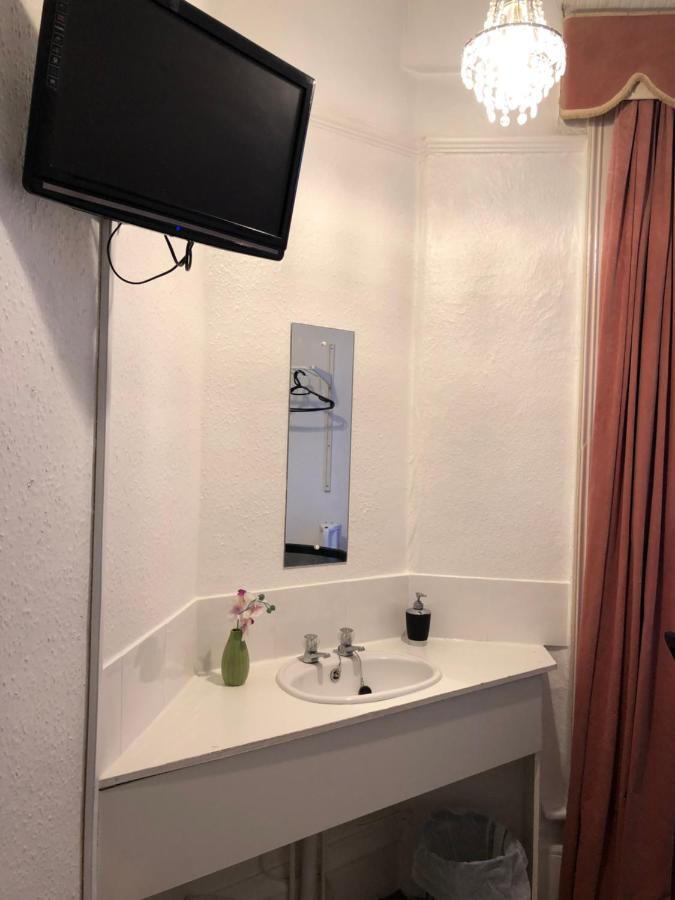 Single Room Private External Bathroom