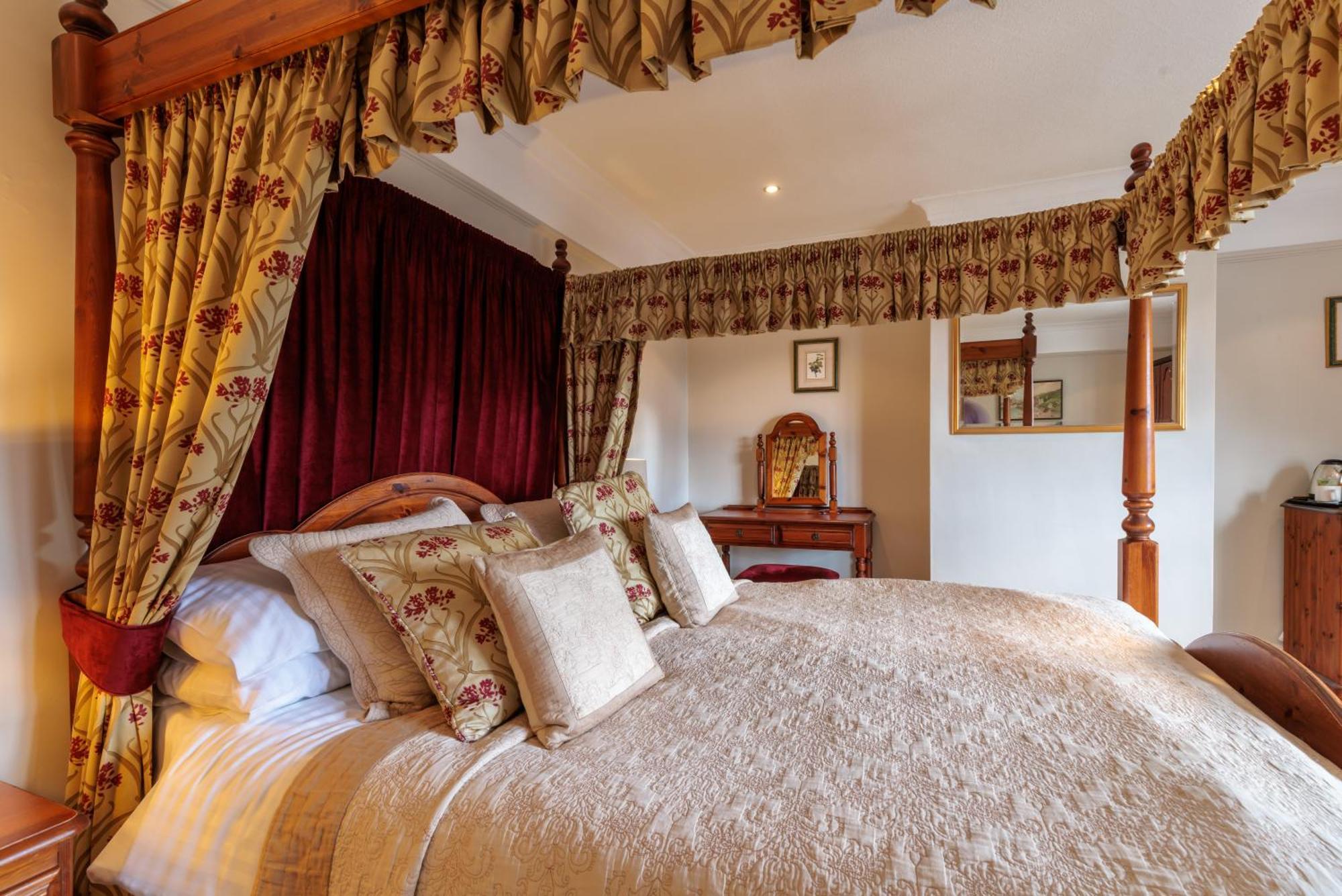 Double Room Four Poster Bed