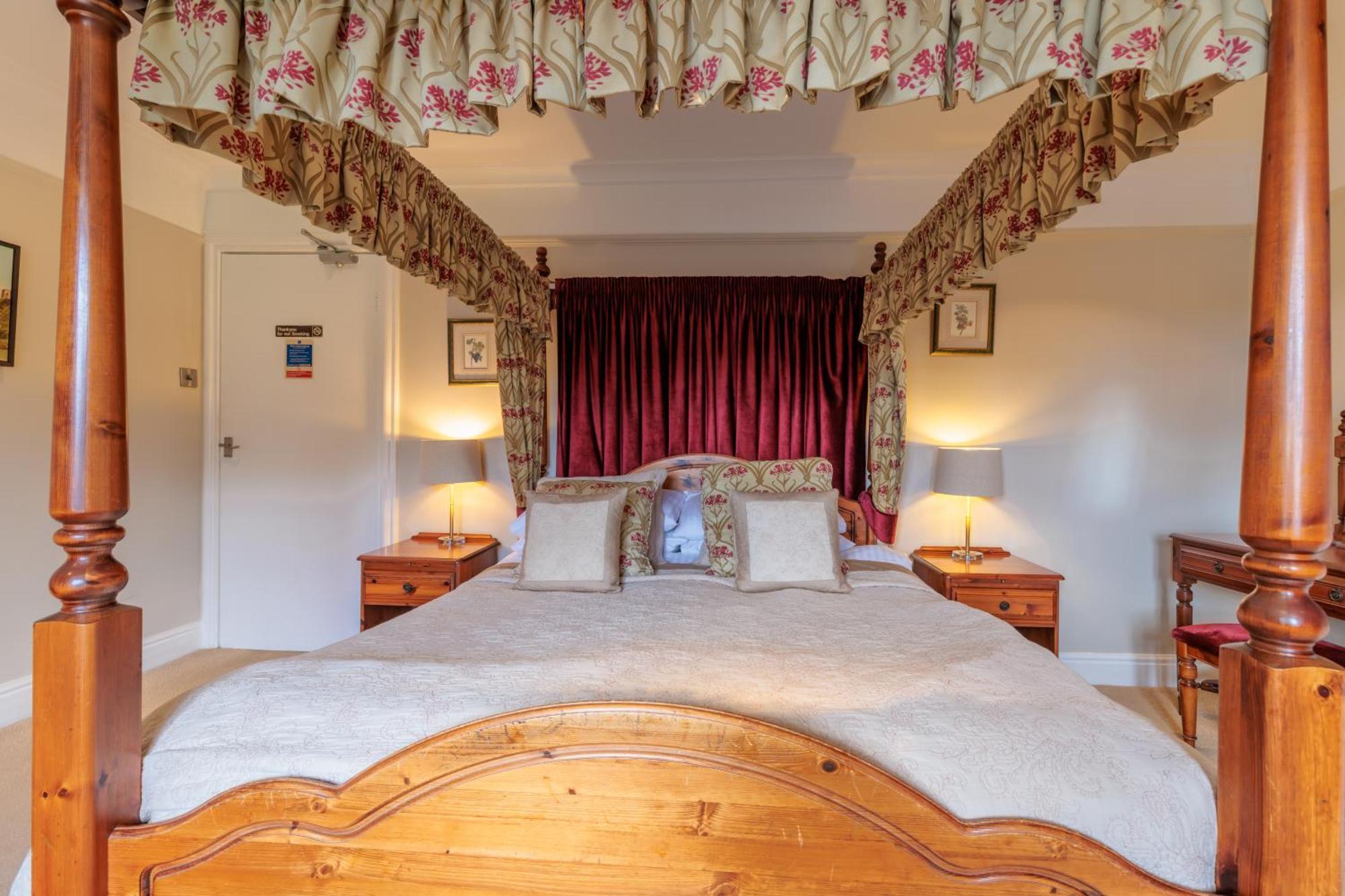 Double Room Four Poster Bed