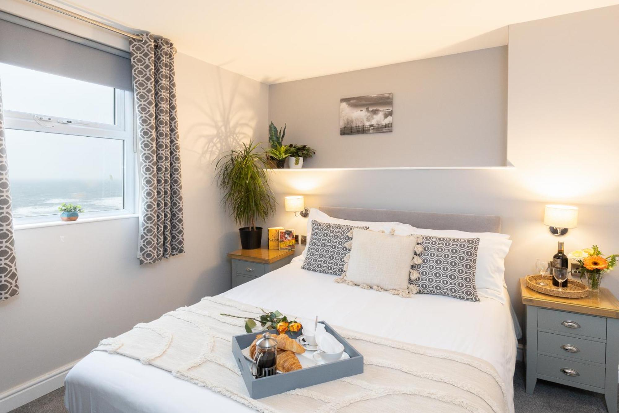 Cozy Double Room with Sea View and Walk-In Shower - Non-Smoking