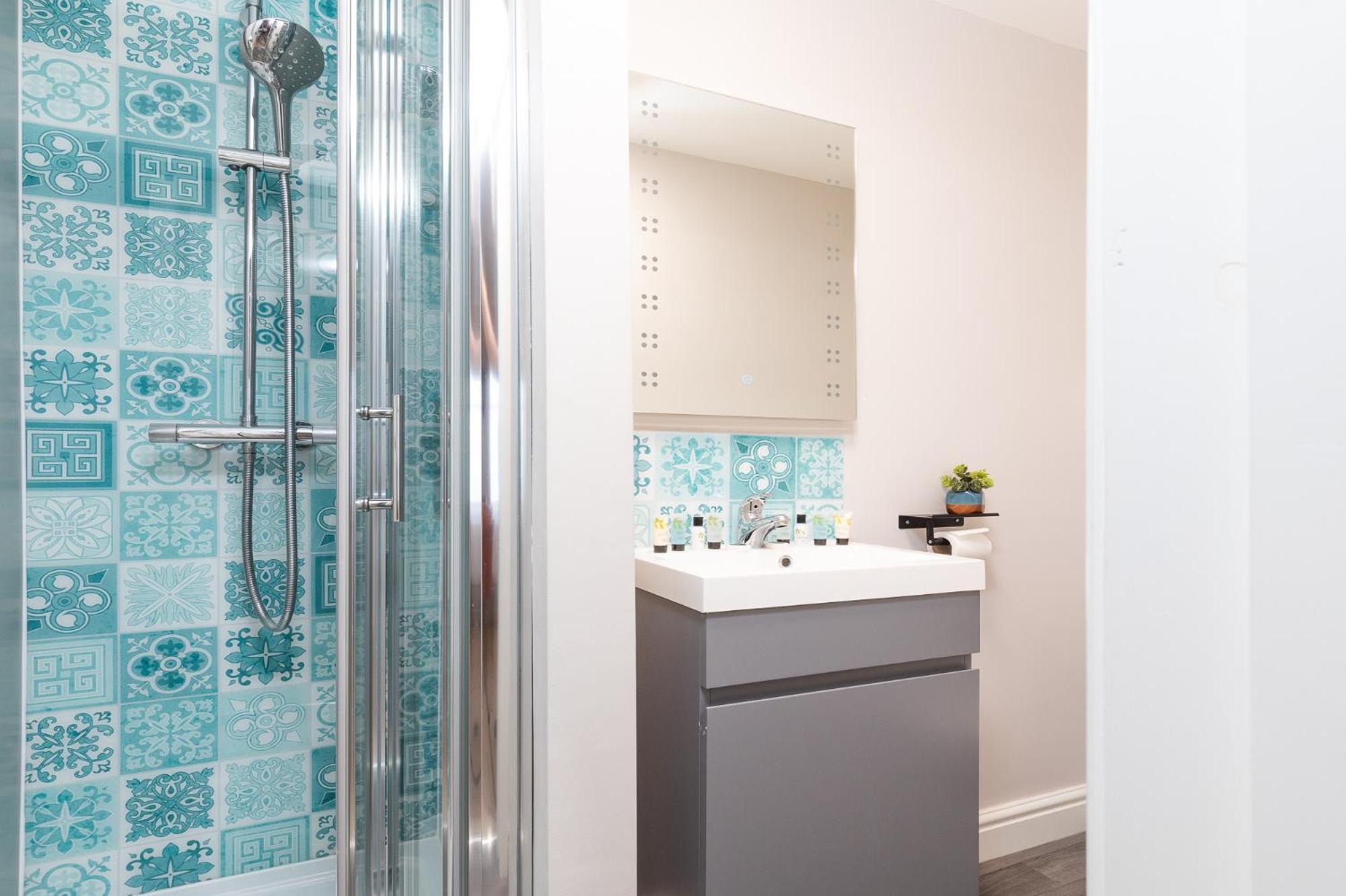 Cozy Single Room with Walk-In Shower - Non-Smoking
