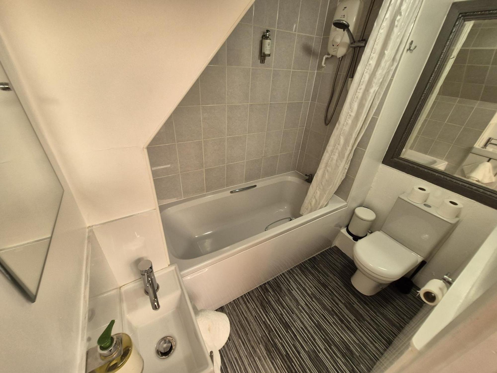 Twin Room Private Bathroom,1653486343:JPEG