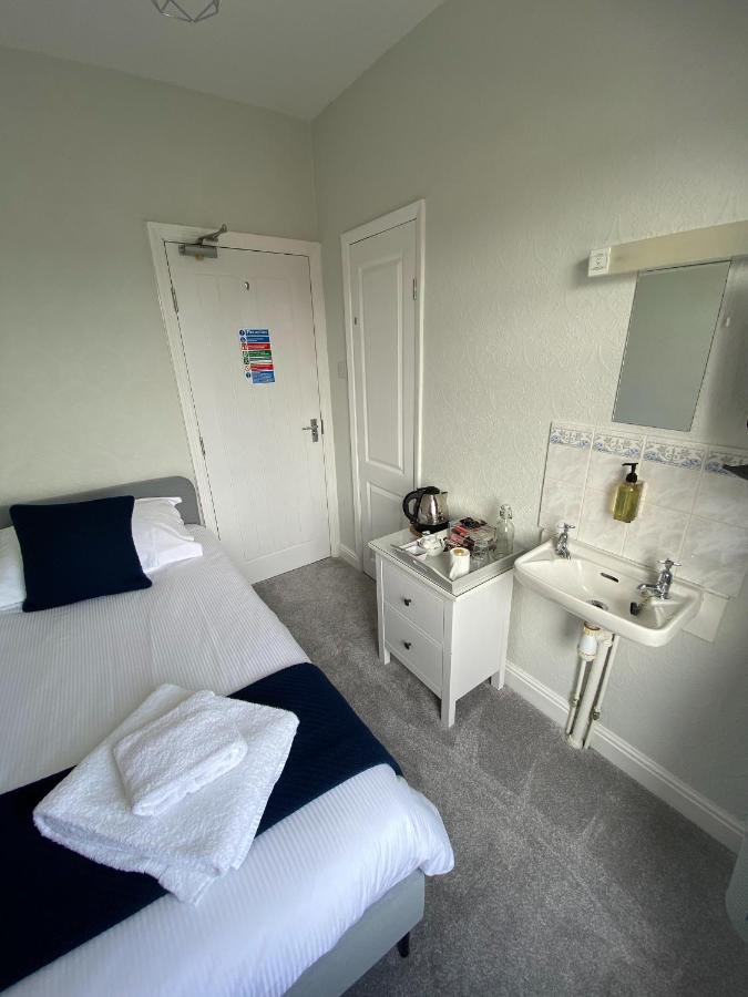 Family Room with Shower,1111603146:JPEG