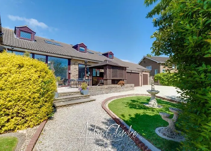 Stunning Residence Set On Cliffside In Scarborough